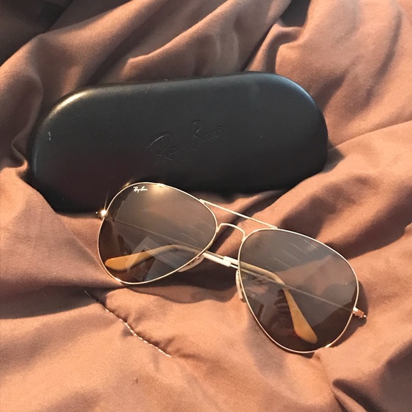 Ray-Ban Accessories - EUC Ray-Ban Aviator Classic in gold